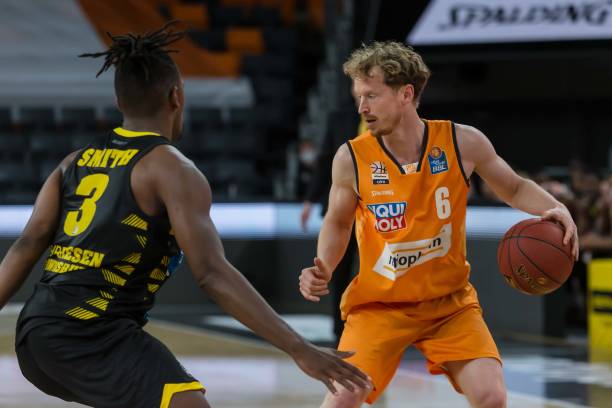 对手强攻牵 对手强攻牵