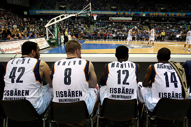 申京26+11库里19分 火箭险胜勇士晋级杯赛四强.