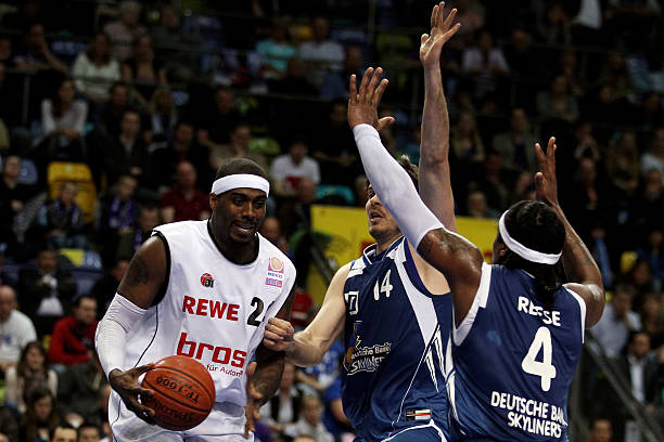 欧联杯出局夜：穆里尼奥的愤怒与不甘，他真是足坛不公的受害者？.